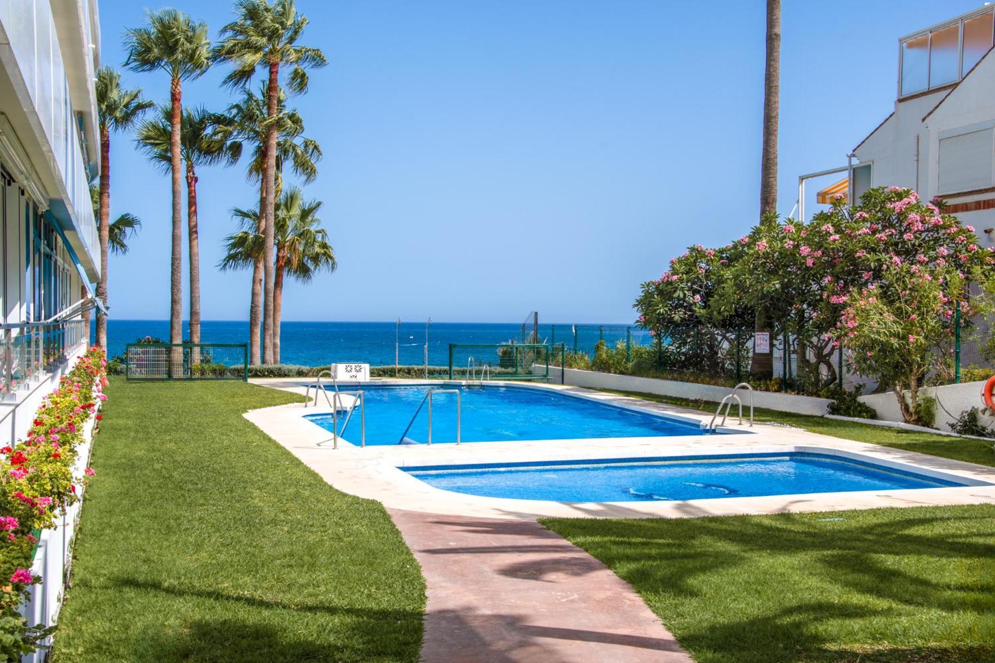 Luxury Frontline Beach Apartment With Sea View Бенальмадена Экстерьер фото