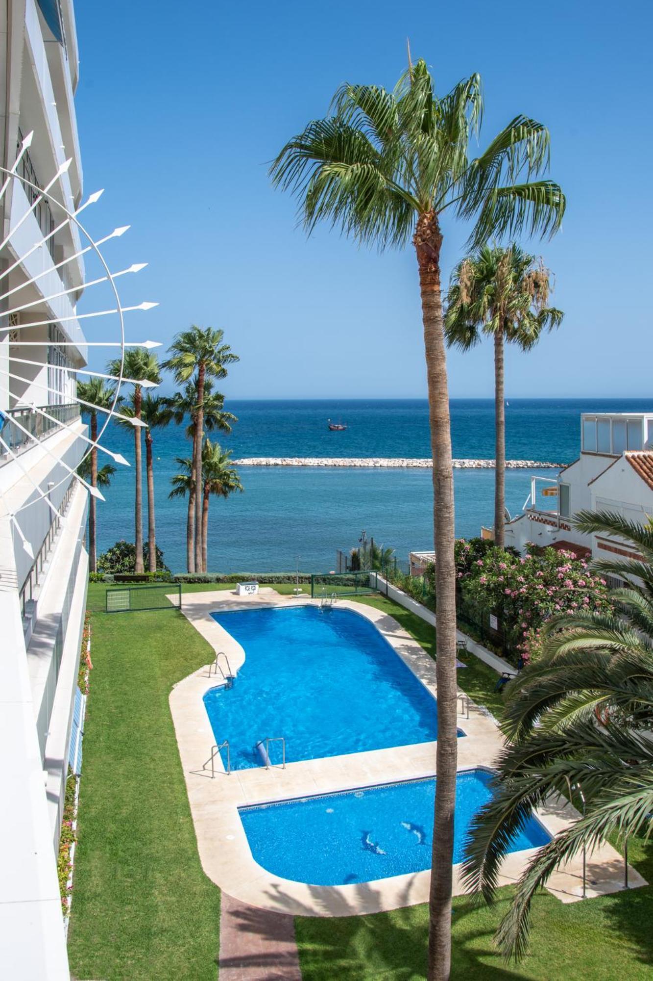 Luxury Frontline Beach Apartment With Sea View Бенальмадена Экстерьер фото